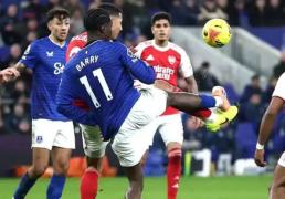 kaiyun-争议判罸(fá)！阿(ā)森纳点球制(zhì)勝(shèng)登(dēng)頂(dǐng)英超，埃弗(fú)顿主帅：判罸(fá)对我们不利(lì)