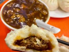 开云app-北京早餐的烟火气：一碗炒肝配包子，一个糖油饼