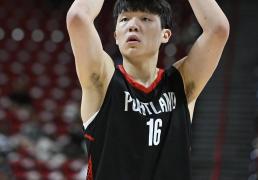 开云-比卢普(pǔ)斯吹爆杨瀚森:他球(qiú)感很(hěn)棒球(qiú)商(shāng)超(chāo)高 第一天训练表现很(hěn)不错