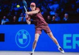 开云-0破發(fā)点+95%一發(fā)得(dé)分(fēn)率(lǜ)！辛納(nà)残暴横扫晋级！弗里茨(cí)险遭(zāo)一轮游