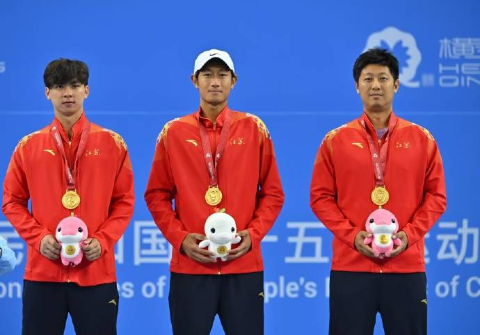 开云平台-全运会网球男双决赛:唐盛 / 孙浅 2-1 力克布云朝克特 / 郑展，逆转夺金