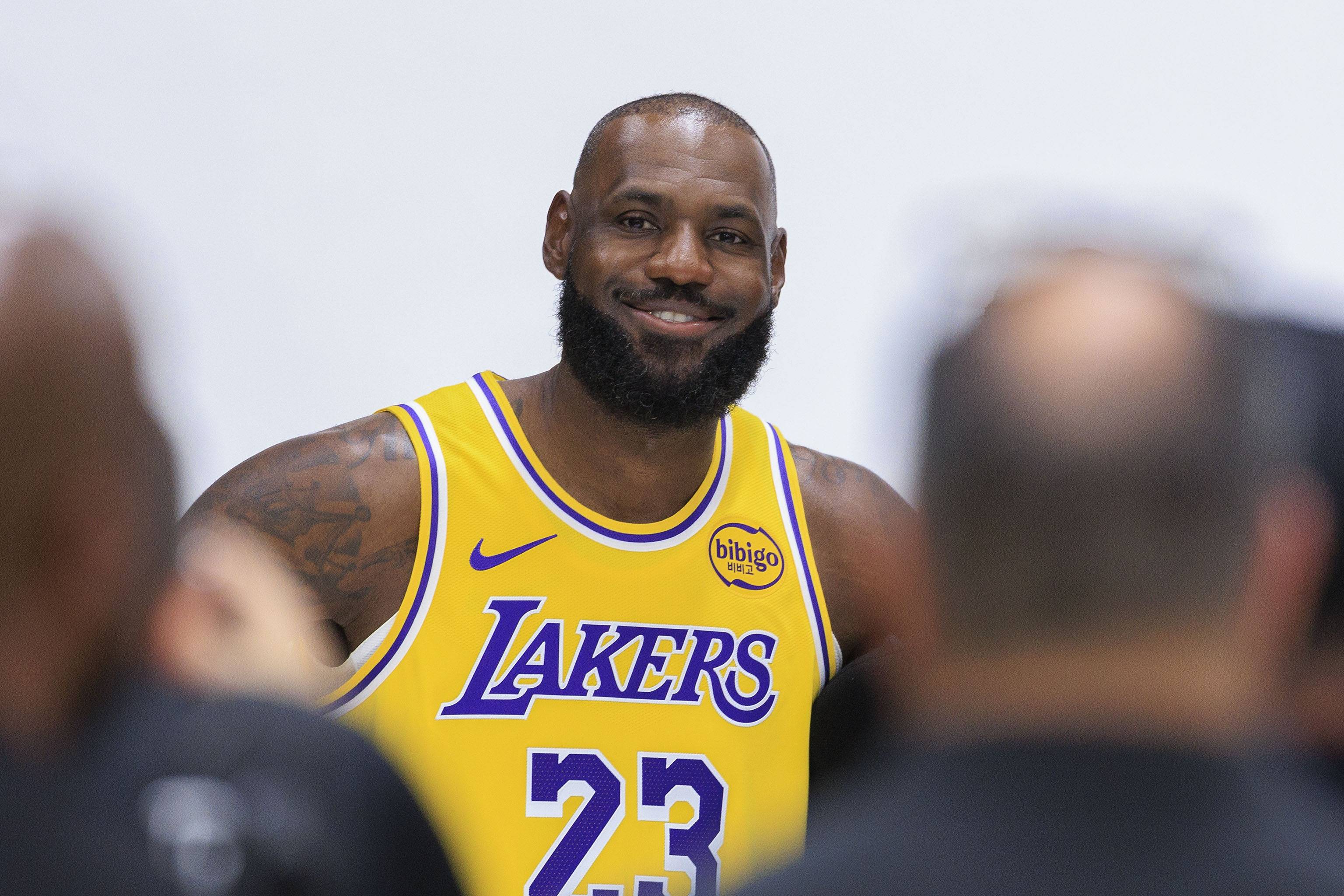 开云新闻-马霍姆斯：科比强于库里不如詹姆斯！詹姆斯和乔丹待定！