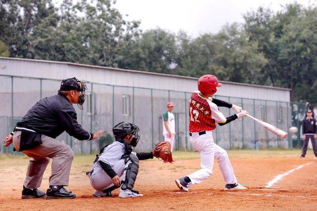 开运-450名中小学生角逐市体育传统校棒球比赛