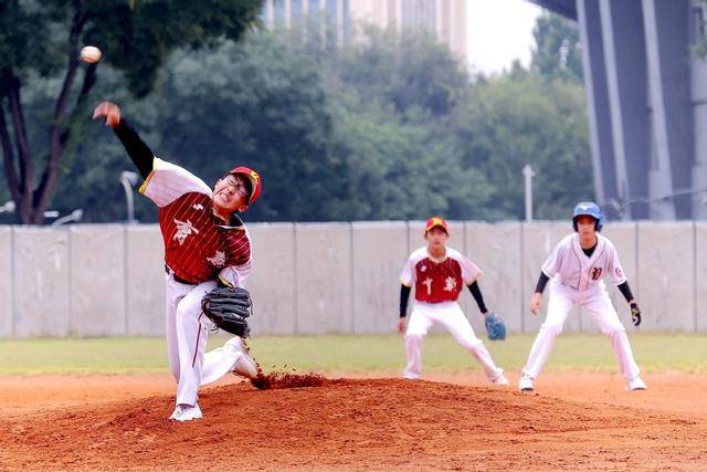 开运-450名中小学生角逐市体育传统校棒球比赛